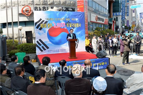 강운태 광주광역시장은 15일 오전 금남로2가 무등빌딩 앞에서 열린 제3회 광주3.15 기념식에 참석해 "곡 민주주의 장송"데모 재현행사 참가자들을 격려했다.