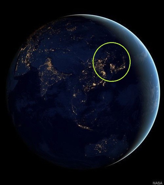 ▲'검은 구슬 지구'에 등장한 한국의 모습 (출처: NASA)