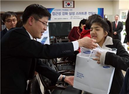 삼성, 접근성 기능 개선한 스마트폰·액세서리 기부