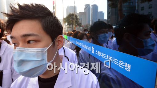 [포토]침묵 시위하는 의과대학생들