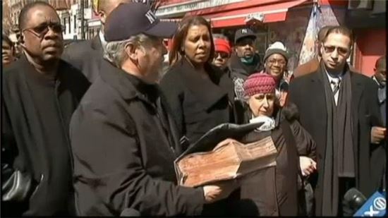 ▲뉴욕 맨해튼 빌딩 폭발 사고에서 교회의 성경책이 불에 타지 않고 발견돼 교인들이 감격하고 있다. (출처: NBC 화면 캡처)