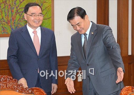 [포토]강창희 의장 만나는 정홍원 총리