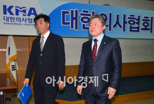 [포토]의정협의안 발표 마친 최재욱-노환규 