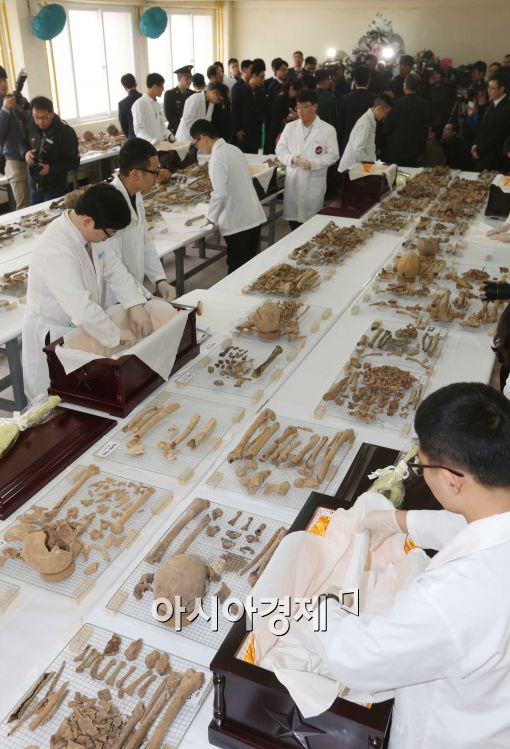 [포토]중국군 유해 입관하는 유해발굴단 들