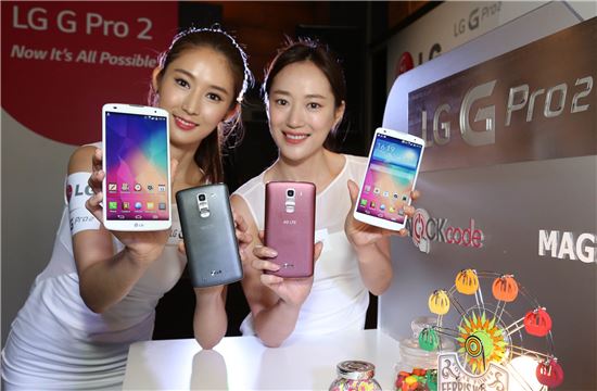 LG전자가 'LG G프로2'를 홍콩, 대만, 싱가포르 등 아시아 시장에 순차적으로 출시한다. 지난 13일 홍콩에서 열린 신제품 출시 행사에서 모델들이 'LG G프로2'를 선보이고 있다. 