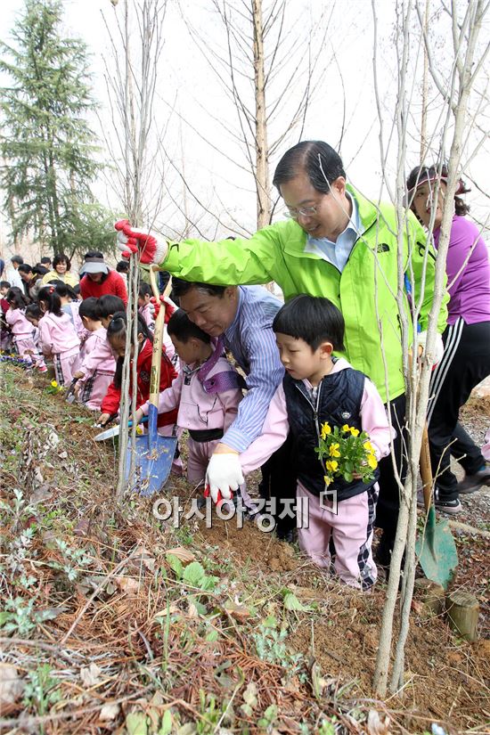 [포토]광주북구, 식목일 나무심기 행사 