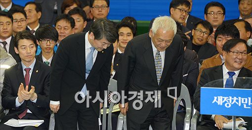 [포토]인사하는 안철수·김한길