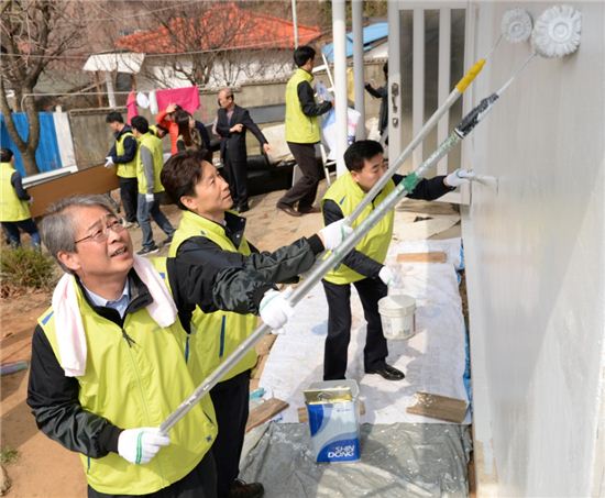 ▲임종룡 NH농협금융 회장과 임직원들이 18일 서울 은평구 수색동에 위치한 산장경로당을 방문해 경로당 외벽에 페인트칠을 하고 있다.
