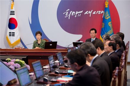박근혜 대통령이 4월 18일 청와대에서 국무회의를 주재하고 있다.(사진제공 : 청와대)
