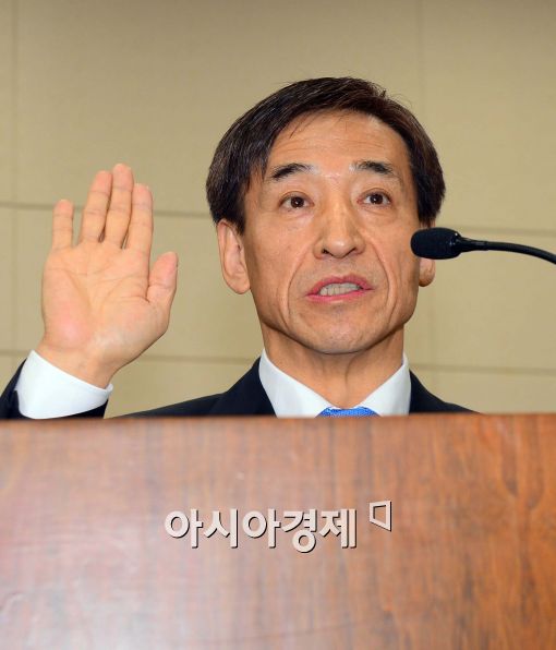 [포토]선서하는 이주열 한은 총재 후보