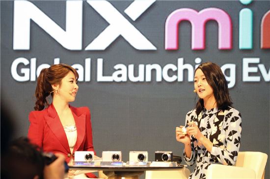 [포토]삼성 'NX 미니', "제 점수는요"