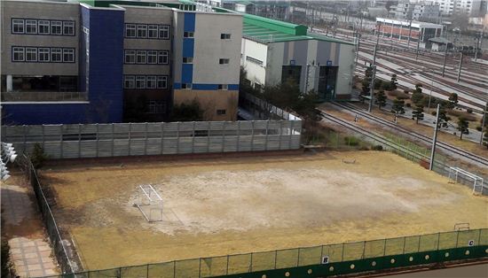 성북구가 한국철도공사 이문차량사업소 내 미개방지를 주민 운동장으로 활용하게 됐다.