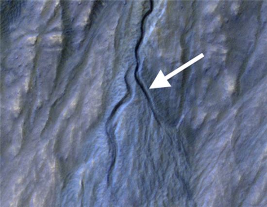 ▲2010년에 없었던 협곡이 오른쪽(화살표 있는 곳)으로 생겼다.[사진제공=NASA/JPL-Caltech/Univ. of Arizona]