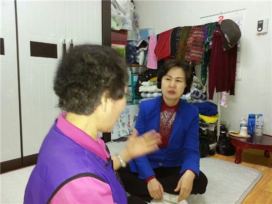 김수영 예비후보(오른쪽)이 어르신을 만나 어려운 사정을 듣고 있다.