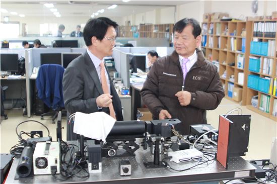 장주옥 한국동서발전 사장(왼쪽)이 협력 중소기업을 방문해 제품 설명을 듣고 있다.