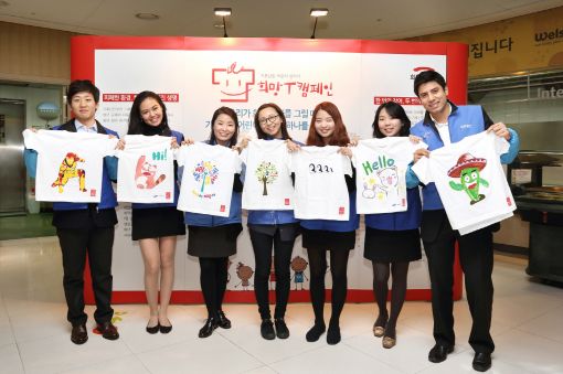 삼성물산 임직원들이 지난 20일 창립 76주년을 기념해 실시된 ‘희망 T 만들기’ 봉사활동에 참여하여 직접 만든 티셔츠를 들고 환히 웃고 있다.