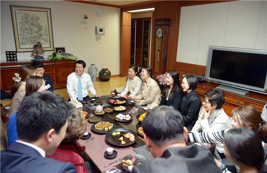 ▲성세환 BS금융그룹 회장은 20일 취임 2주년을 맞아 부산은행 직원 20명을 자택으로 초청해 저녁식사 자리를 가졌다. 