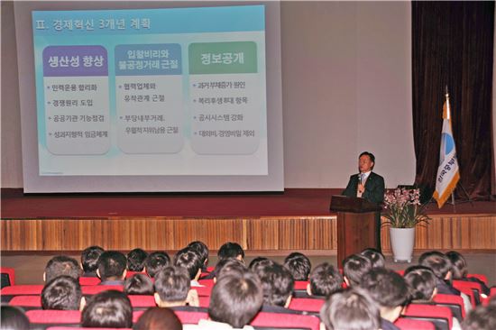 최평락 한국중부발전 사장이 보령화력본부를 찾아 직원들에게 공공기관 정상화 및 경제혁신 3개년 계획에 대해 설명하고 있다.