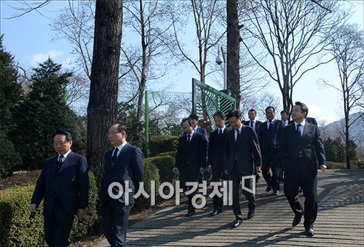 [포토]현대차그룹 임직원 선영 참배