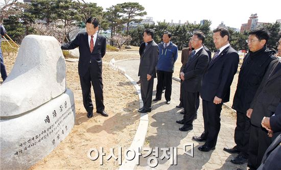 광양시, 시민광장에 매화동산 조성