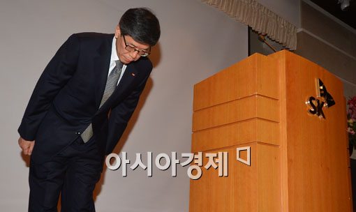 [포토]고개 숙여 사과하는 하성민 SKT사장 