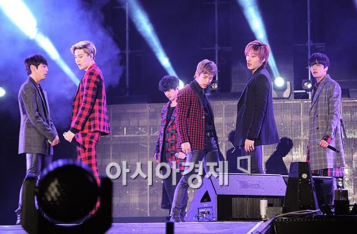 ▲ 그룹 B.A.P가 '와팝 K-드림콘서트' 무대에 올라 퍼포먼스를 펼치고 있다.