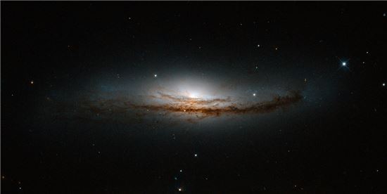▲NGC 5793의 나선형 은하 모습이 허블망원경에 포착됐다.[사진제공=NASA,ESA and E. Perlman]
