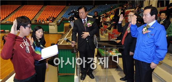 [포토]선수단 선서 받고있는 강운태 광주시장