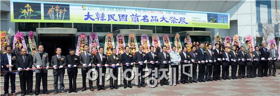 전국 최고 난 축제인 ‘2014 대한민국 난 명품 대제전’이 22일 함평군 농어민문화체육센터에서 안병호 함평군수, 임영주 전남도 농정국장, 양년일 함평난연합회장,이석형 전남도지사 예비후보, 정수길 함평군의회 부의장 등 수천여명의 애란인들이 참석한 가운데 열렸다. 참석자들이 개막 테이프를 자르고 있다.
‘난향 그윽한 함평으로’라는 주제로 23일 까지 열린 이번 난 대제전은 한국 춘란 500여 점이 전시돼 애란인들의 발길이 이어졌다.