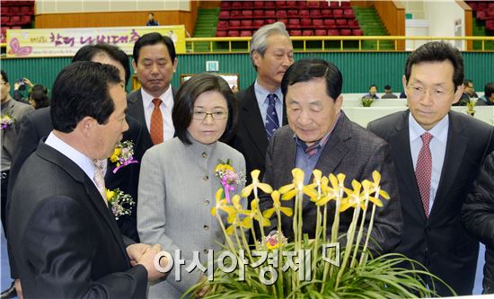 전국 최고 난 축제인 ‘2014 대한민국 난 명품 대제전’이 22일 함평군 농어민문화체육센터에서 안병호 함평군수, 임영주 전남도 농정국장, 양년일 함평난연합회장,이석형 전남도지사 예비후보, 정수길 함평군의회 부의장 등 수천여명의 애란인들이 참석한 가운데 열렸다.
이날 안병호 함평군수(오른쪽에서 두번째), 김숙희 이낙연 전남도지사 출마자 부인(왼쪽 두번째), 임영주 전라남도 농정국장(맨 오른쪽)이 전남도지사 상을 받은 "중투복색" 난을 관람하고 있다.
‘난향 그윽한 함평으로’라는 주제로 23일 까지 열리게 되는 이번 난 대제전은 한국 춘란 500여 점이 전시돼 애란인들의 발길이 이어졌다.
이 행사는 함평군이 주최하고 함평난연합회(회장 양년일)이 주관하는 이 행사는 한국 춘란의 우수성을 홍보하고 난 문화의 대중화를 위해 마련됐다.