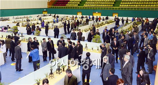 전국 최고 난 축제인 ‘2014 대한민국 난 명품 대제전’이 22일 함평군 농어민문화체육센터에서 안병호 함평군수, 임영주 전남도 농정국장, 양년일 함평난연합회장,이석형 전남도지사 예비후보, 정수길 함평군의회 부의장 등 수천여명의 애란인들이 참석한 가운데 열렸다.
‘난향 그윽한 함평으로’라는 주제로 23일 까지 열리게 되는 이번 난 대제전은 한국 춘란 500여 점이 전시돼 애란인들의 발길이 이어졌다.
이 행사는 함평군이 주최하고 함평난연합회(회장 양년일)이 주관하는 이 행사는 한국 춘란의 우수성을 홍보하고 난 문화의 대중화를 위해 마련됐다.