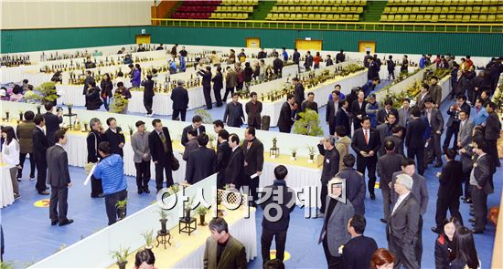 전국 최고 난 축제인 ‘2014 대한민국 난 명품 대제전’이 22일 함평군 농어민문화체육센터에서 안병호 함평군수, 임영주 전남도 농정국장, 양년일 함평난연합회장,이석형 전남도지사 예비후보, 정수길 함평군의회 부의장 등 수천여명의 애란인들이 참석한 가운데 열렸다.

‘난향 그윽한 함평으로’라는 주제로 23일 까지 열리게 되는 이번 난 대제전은 한국 춘란 500여 점이 전시돼 애란인들의 발길이 이어졌다.

이 행사는 함평군이 주최하고 함평난연합회(회장 양년일)이 주관하는 이 행사는 한국 춘란의 우수성을 홍보하고 난 문화의 대중화를 위해 마련됐다.