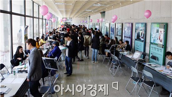 전남대학교는 오는 26일 대학본부 1층 로비에서 ‘2014 국제교류 박람회’를 개최한다.