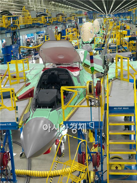 지난 12일(현지시간) 미국 텍사스주 포트워스 록히드마틴 생산 공장에서 제작 중인 F35 전투기들이 조립라인에 진열돼 있다. 사진제공=록히드 마틴·국방부공동취재단 제공  
