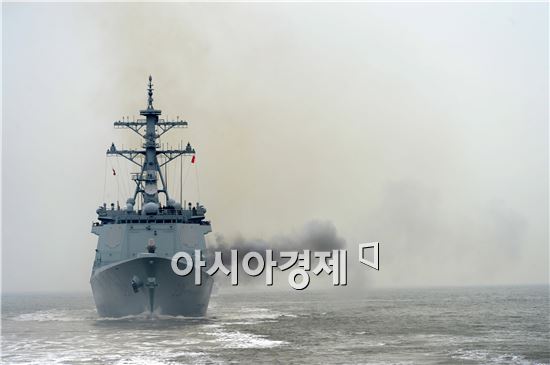 이지스구축함 세종대왕함을 선두로 구축함 양만춘함, 차기호위함 인천함이 종렬진을 형성하여 해상기동훈련을 실시하고 있다. <사진제공=해군>

