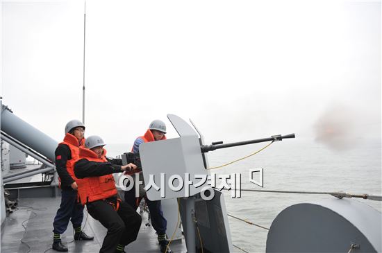 이지스구축함 세종대왕함을 선두로 구축함 양만춘함, 차기호위함 인천함이 종렬진을 형성하여 해상기동훈련을 실시하고 있다. <사진제공=해군>