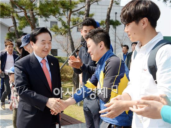 [포토]지지자들과 악수하는 강운태 광주시장