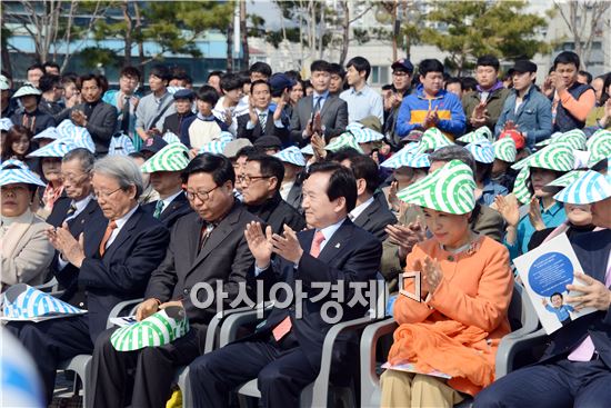 [포토]박수치는 강운태 광주시장 