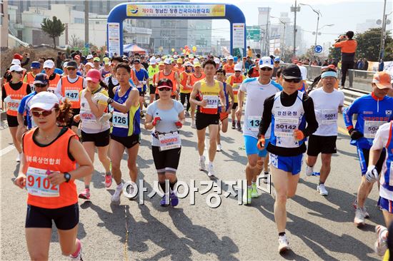 봄기운이 완연한 가운데 23일 정남진장흥 전국마라톤대회가 탐진강변에서 전국마라토너들과 장흥군민을 비롯해 총 3000여명의 달리미들이 참석했다. 담림이들이 힘차게 달려가고 있다. 사진제공=장흥군