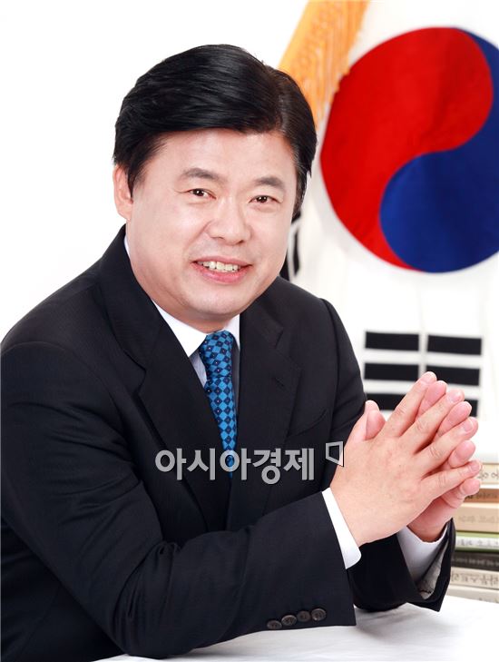 새정치연합 전남지사 이석형 예비후보는 23일 “곡성을 친환경농법을 통한 명품 유기농 농산물을 생산·판매하는 힐링식품 특화도시 및 전국 최고의 친환경 농도(農都)로 만들겠다”고 밝혔다.
