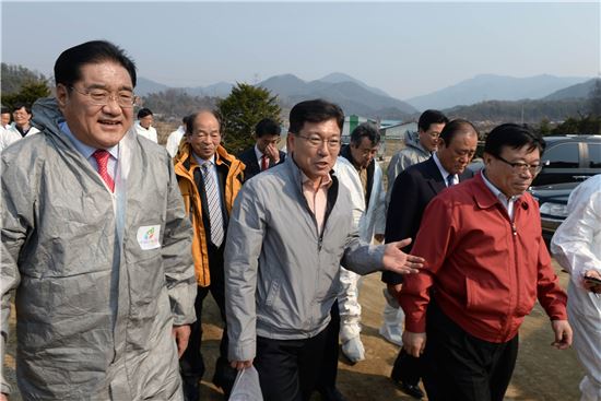 윤상직 산업통상자원부 장관(가운데)이 23일 이동필 농림축산식품부 장관(오른쪽)과 함께 충북 제천 축사 태양광발전소를 방문했다.