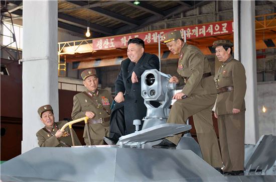 북한의 군수공장에 방문한 김정은