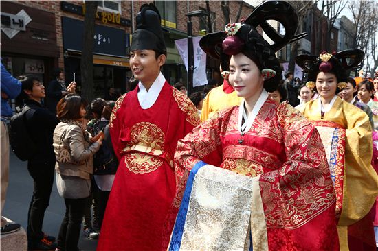 멋진 한복 주말 인사동 누비다