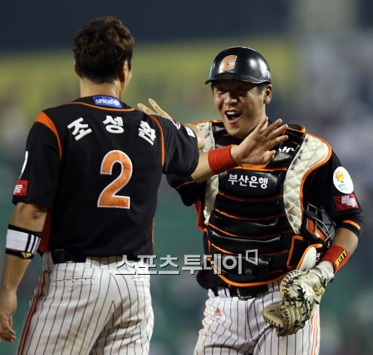 롯데 권두조 수석코치 사의, 선수들 집단행동 스파르타식 훈련 때문?