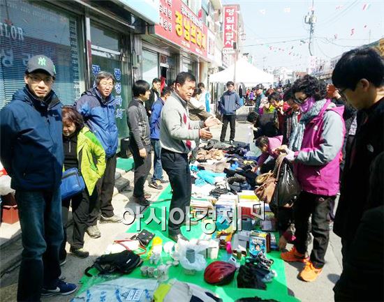 장흥군  정남진장흥 칠거리 문화 벼룩시장에서 관광객들이 물건을 구입하고있다. 