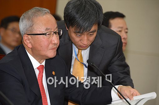 [포토]답변 보고 받는 현오석 부총리