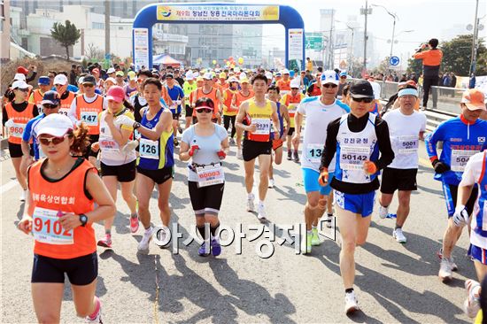 정남진 장흥 전국마라톤대회에 참석한 달림이들이 힘차게 출발하고 있다. 