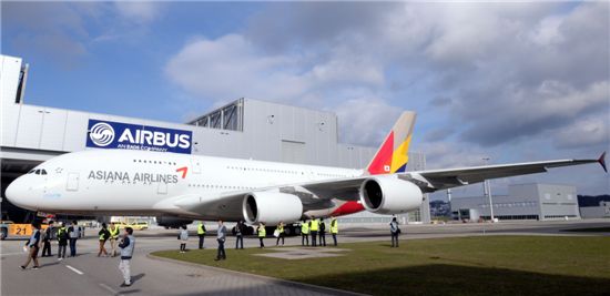 26일 오전 9시(현지시각) 독일 함부르크 에어버스 도색공장에서 아시아나항공의 에어버스(A)380 1호기에 도색작업이 완료됐다.