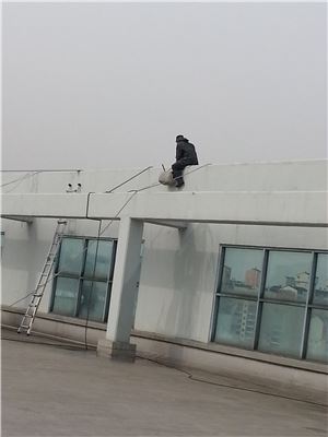 4일 오전 11시께 서울 가양동 테크노타운 옥상에서 건물 외벽 청소노동자가 줄을 타고 내려갈 준비를 하고 있다.