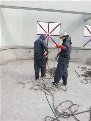 4일 오전 11시께 서울 가양동 테크노타운 건물 옥상에서 건물 외벽 청소노동자가 로프를 점검하고 있다.